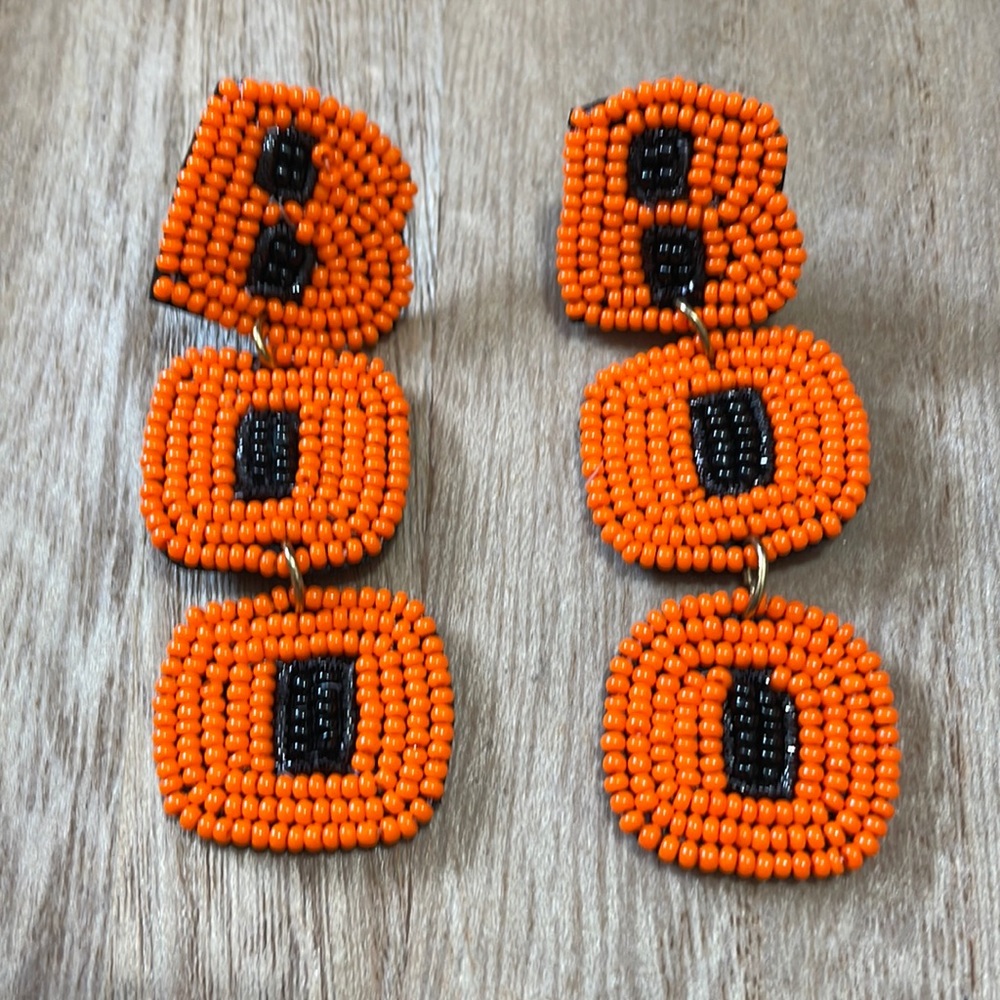 🎃🎉Halloween Beaded Orange and Black BOO Earrings